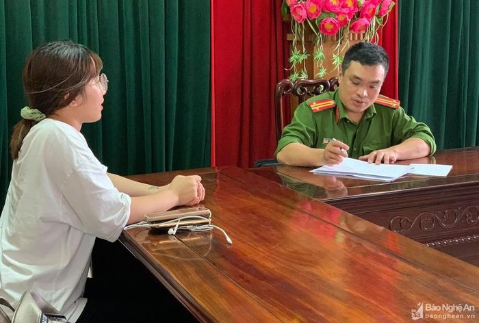 Dân kể với Cảnh sát hình sự về quá trình bị lừa bán. Ảnh: Tiến Hùng