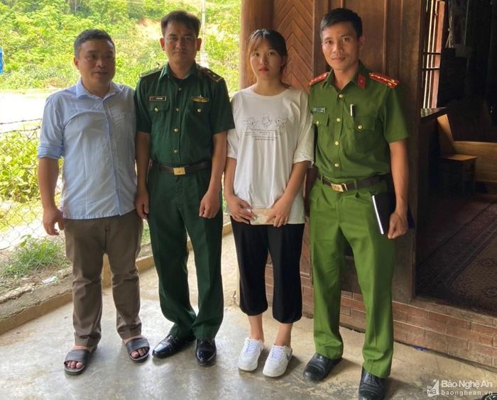 Từ một đứa trẻ nheo nhóc, đen đúa, Dân bây giờ đã là một thiếu nữ xinh đẹp. Ảnh: Tiến Hùng