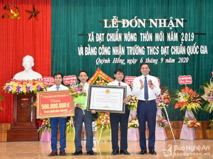 Phó Chủ tịch UBND tỉnh Hoàng Nghĩa Hiếu trao Bằng công nhận đạt chuẩn Nông thôn mới cho xã Quỳnh Hồng. Ảnh: Thu Hương