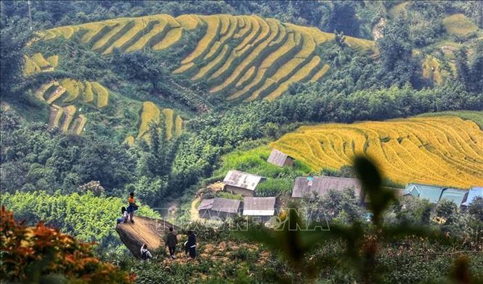Nơi đây được biết đến là nơi lý tưởng để khách du lịch thưởng thức vẻ đẹp tuyệt vời của những thửa ruộng bậc thang và săn mây do nằm trên vùng núi đá có độ cao hơn 2.000m.