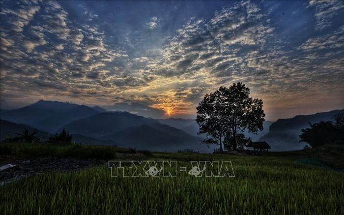 Ngắm hoàng hôn tại bản Choản Thèn (Lào Cai).