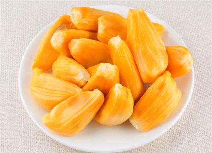 Đối với mít chín cây, múi mít có màu vàng óng, cùi dày, vị ngọt bùi (Ảnh: Internet)