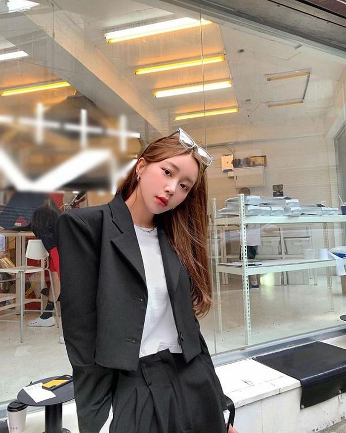 Áo blazer dáng lửng là item giúp chị em nâng tầm phong cách.