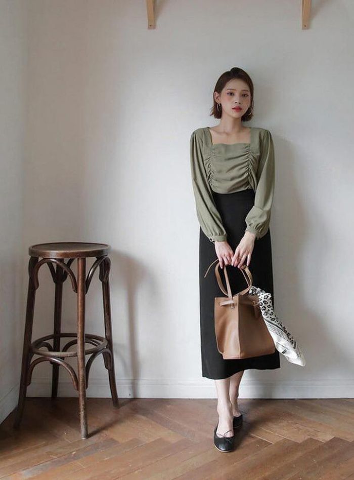 Các nàng có thể phối chân váy dáng lửng với áo blouse cổ vuông, tay bồng.
