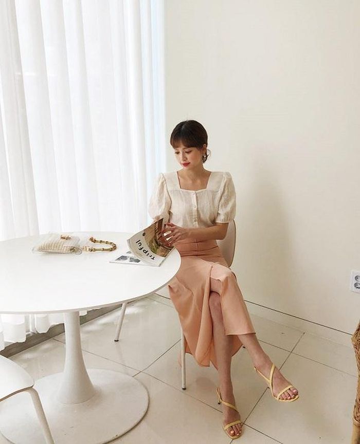 Áo blouse cổ vuông, tay bồng là sự lựa chọn hợp lý dành cho những cô nàng điệu đà.