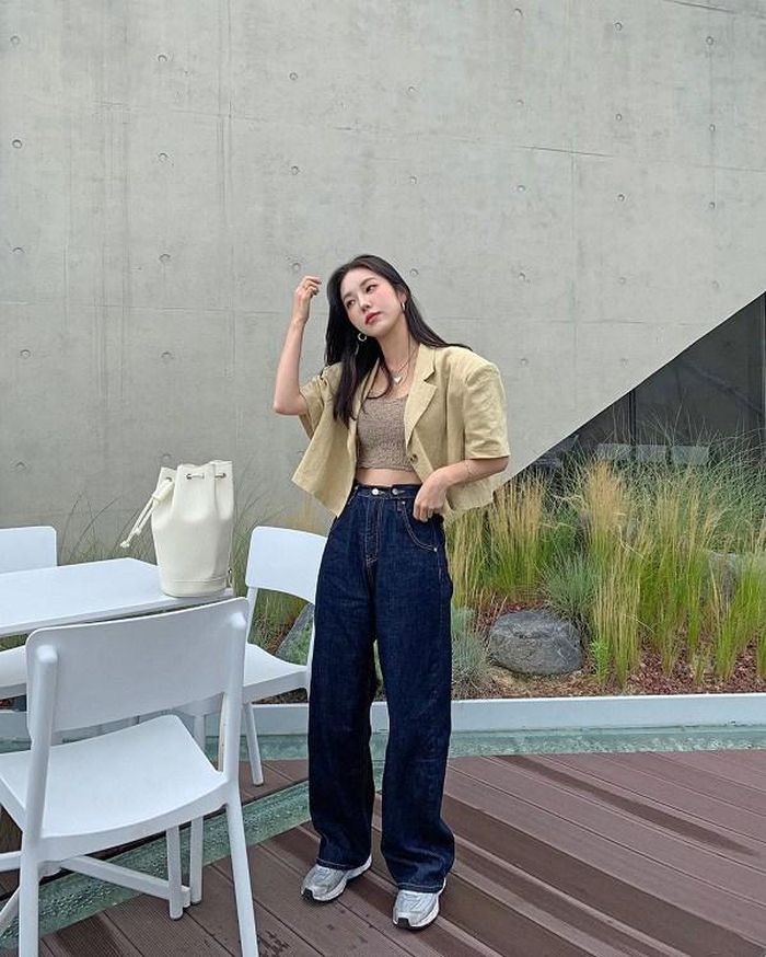 Các nàng có thể kết hợp áo blazer dáng lửng với áo croptop để tôn lên vòng eo thon gọn.