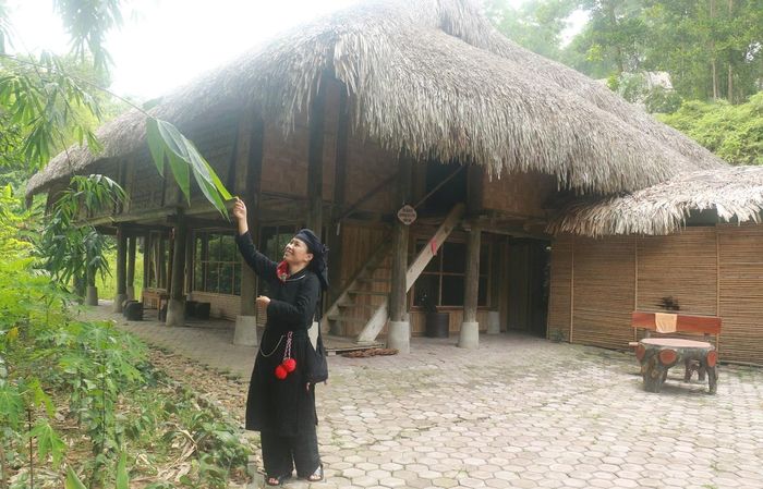 Nhà sàn trong bản.