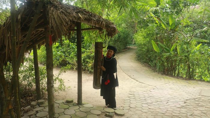 Mõ làng bằng tre gộc.
