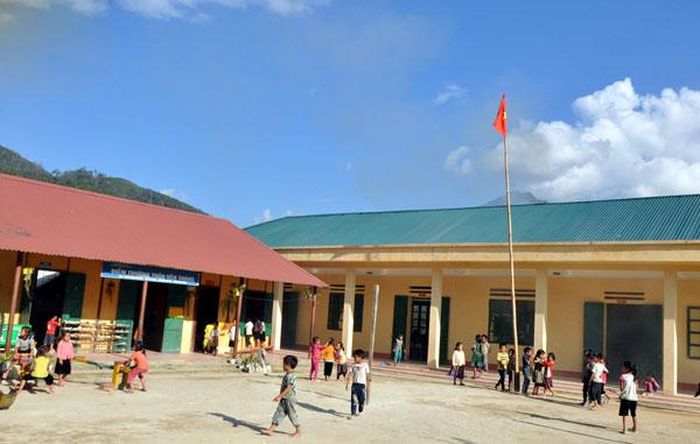 Điếm trường Dền Thàng cách trung tâm xã Tả Van gần 20 km.