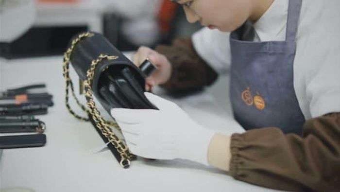 Nghệ nhân xác thực món đồ xa xỉ. Ảnh: Zhi Er. 