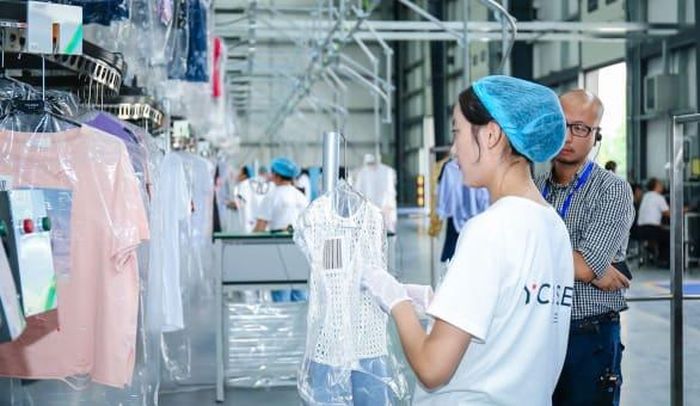  Nhân viên YCloset làm sạch sản phẩm trước khi niêm yết và giao cho khách hàng thuê. Ảnh: YCloset. 