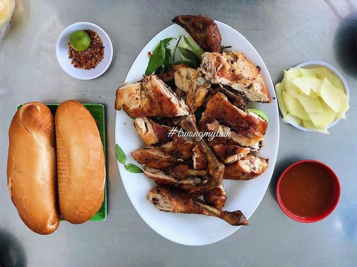 Nước chấm của quán được đánh giá đậm đà. Ảnh: Nomadicnotes, p.h.u.o.n.g_t.h.a.n.h, ling_fooddiary.