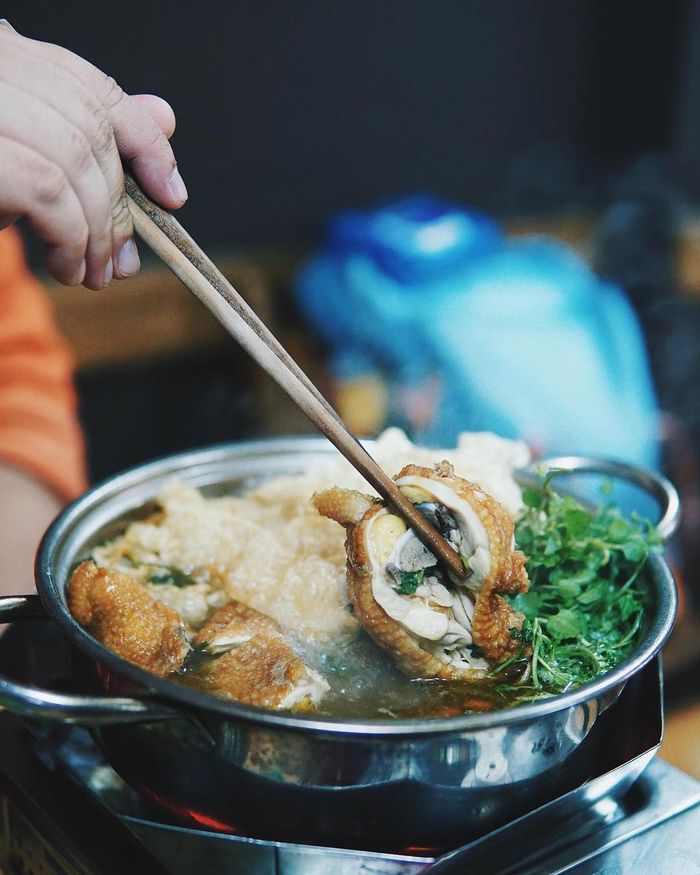 Thực đơn quán khá đa dạng từ gà nướng đến lẩu phục vụ thực khách. Ảnh: Tebefood, candykun107, miusfoodmaps, foodholicvn.