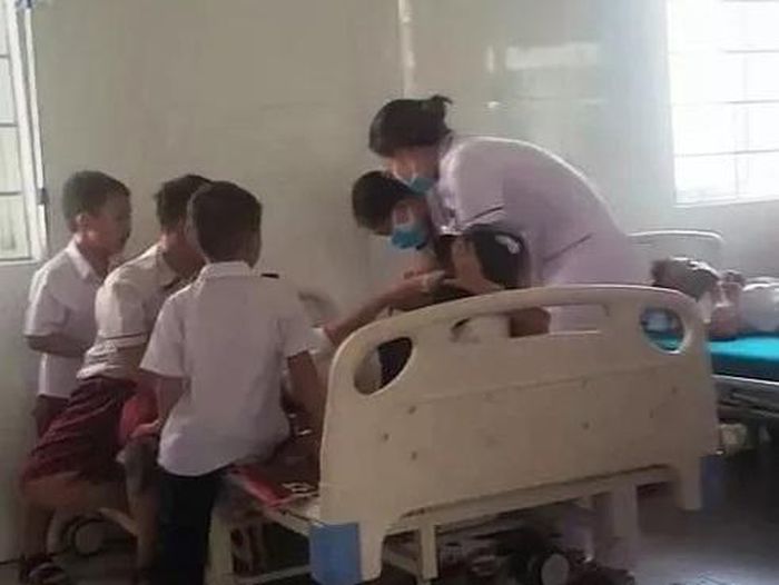 Nhóm học sinh phải điều trị vì ong đốt. Ảnh: Đ.N.