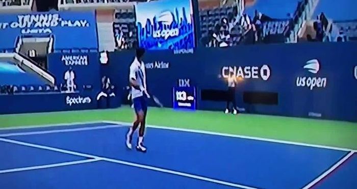 Hành động của Djokovic bị xem là "lạm dụng bóng"