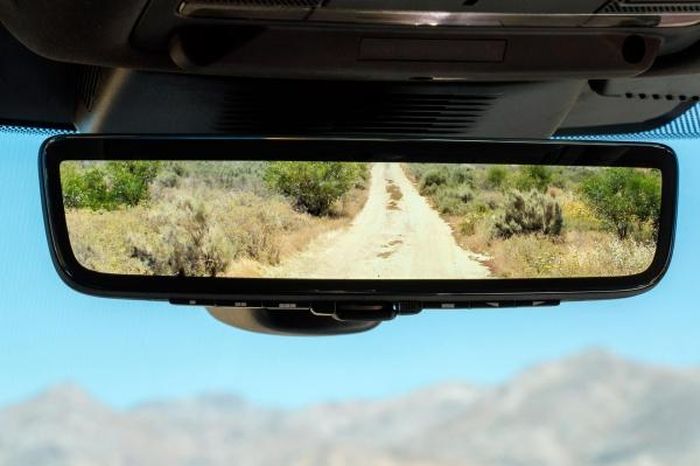Camera với tính năng quan sát từ cửa hậu và xuyên thấu nắp capo khi đi offroad của Discovery Spor