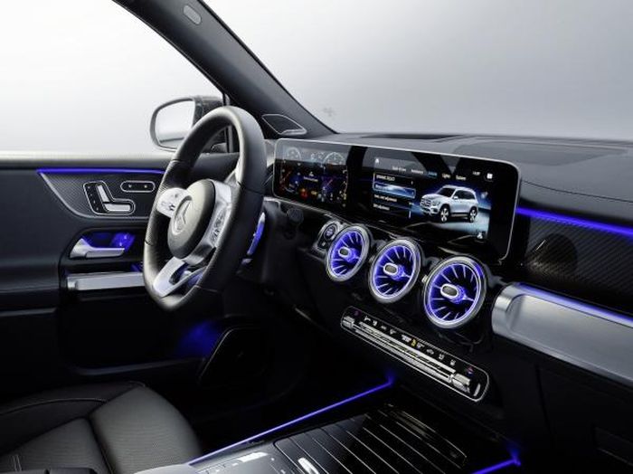 Khoang lái xe lộng lẫy bắt mắt của Mercedes GLB