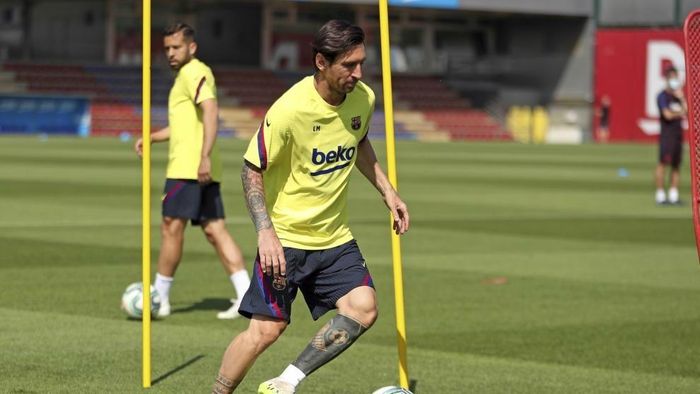 Messi trở lại tập cùng Barca sau tuần đầu 'đình công' bỏ tập