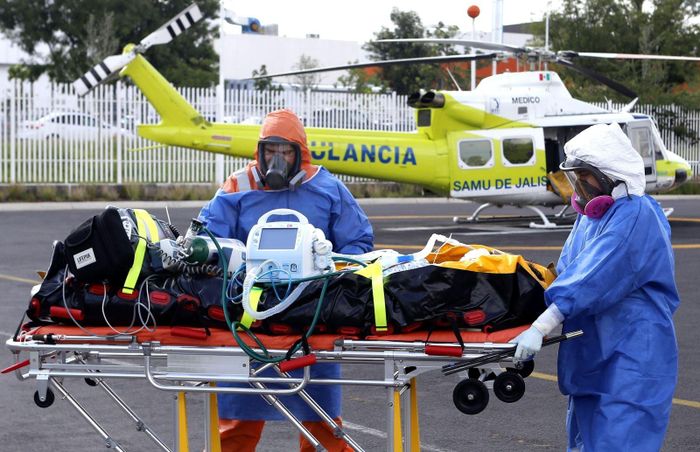 Nhân viên y tế chuyển bệnh nhân nghi nhiễm COVID-19 tại bang Jalisco, Mexico ngày 2/8/2020. Ảnh: AFP/TTXVN