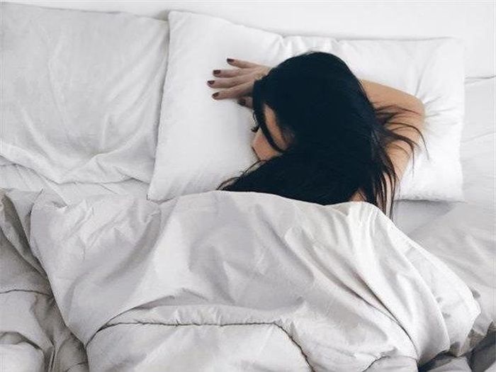 Lưu ý nên dùng gối thấp để không làm ảnh hưởng đến cột sống và cổ khi thực hiện các tư thế nằm ngủ giúp giảm mỡ bụng này.
