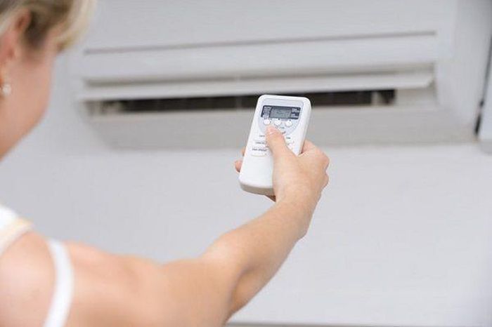 Bạn nên căn chỉnh nhiệt độ điều hòa ở mức hợp lý để tránh việc bị đau họng và khô da quá nhé.