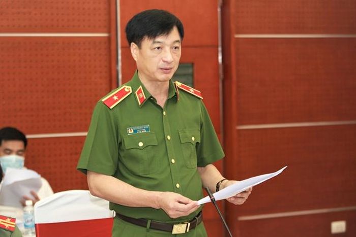 Thứ trưởng Nguyễn Duy Ngọc trình bày Tờ trình của Chính phủ 