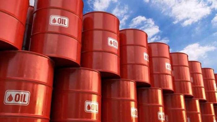  Các chuyên gia dự báo giá dầu sẽ giảm hơn nữa. Ảnh: Reuters. 