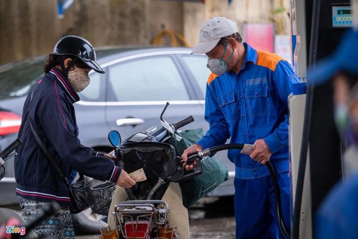 Nhu cầu di chuyển và sản xuất vẫn khó phục hồi về mức trước khi đại dịch diễn ra. Ảnh: Phạm Thắng. 