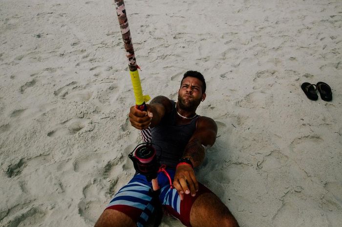  Đó là cách mà Chris Stefanou, một cần thủ cá mập trên đảo Long Island sử dụng để đưa mồi ra xa. Việc kéo lên bờ một con dã thú tạo cảm giác mạnh mà bạn không thể cưỡng lại, và anh Stefanou cũng tham gia chương trình giúp gắn thẻ theo dõi lên những con cá mập. 
