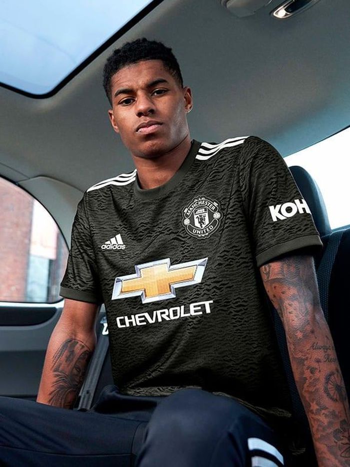 Man Utd đã công bố trọn vẹn 3 mẫu áo đấu chính thức sẽ được sử dụng ở mùa giải mới. Trang phục sân khách màu đen sẽ được "Quỷ đỏ" sử dụng. Trước đó, MU từng dùng áo sân khách màu đen ở các mùa 2017/18, 2009/10, 2007/08.