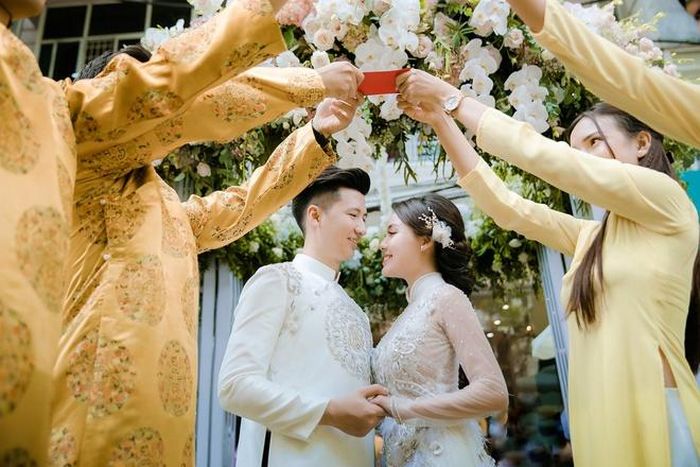  Cả hai từng gây chú ý với đám hỏi, hôn lễ hoành tráng ở Hà Nội. 