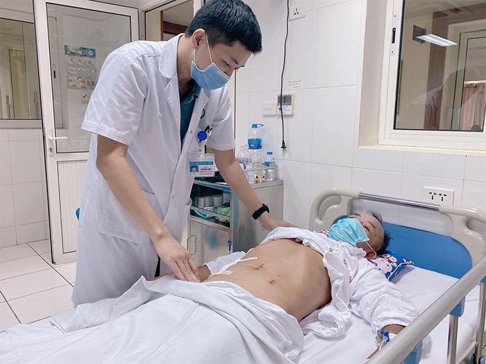 Bác sĩ thăm khám cho bệnh nhân.