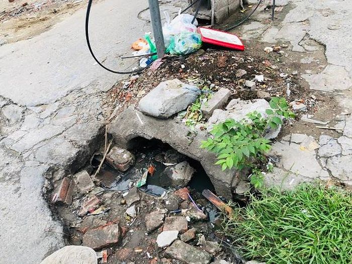  Miệng cống bịt kín bởi gạch ngói tại đường Đại La (Ảnh: Hà Ánh)