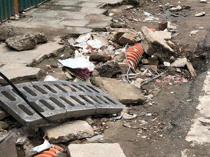  Ghi nhận đoạn từ cầu Mai Động đến nút giao Bạch Mai đang trong quá trình giải phóng mặt bằng. Một bên đường ngổn ngang gạch ngói, vật liệu xây dựng phủ kín rãnh thoát nước (Ảnh: Hà Ánh)