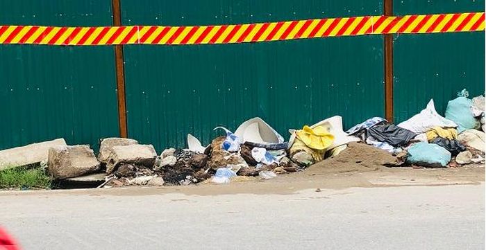 Bên đường Minh Khai ngổn ngang gạch đá, rác thải (Ảnh: Hà Ánh)
