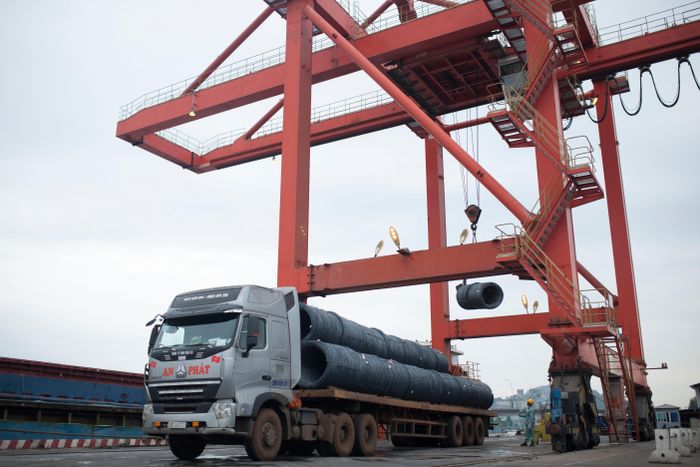 Xuất hàng tại Khu liên hợp gang thép Hòa Phát (Kinh Môn, Hải Dương).