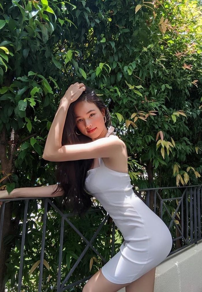 Siêu mẫu Tuyết Lan khoe vóc dáng gợi cảm trong bộ váy bó sát. Sau ly hôn, chân dài được nhận xét thay đổi phong cách trở nên gợi cảm, phóng khoáng hơn. 