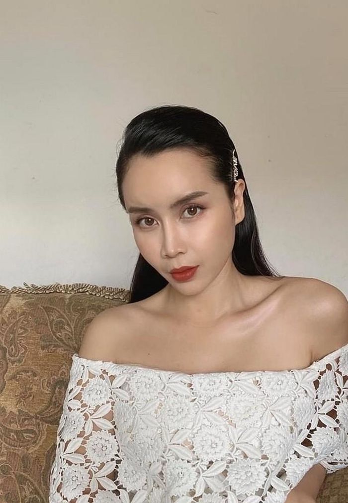 Lưu Hương Giang trông khác lạ, cá tính với phong cách trang điểm mới. 