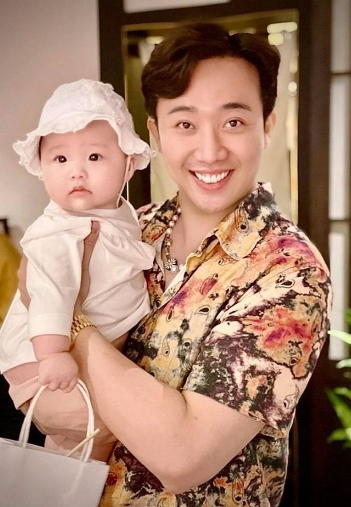 Trấn Thành tỏ ra háo hức khi được dịp vui đùa bên cháu bụ bẫm. 