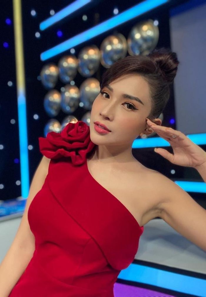 Khả Như tranh thủ tạo dáng trong lúc chờ đến lượt quay gameshow. 