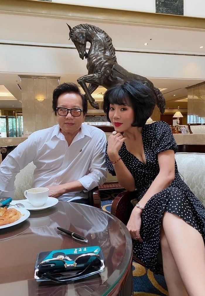 MC Trác Thúy Miêu có buổi trà chiều cùng Elvis Phương. Nữ MC chia sẻ chính nam danh ca là người ảnh hưởng đến cá tính và phong cách nghệ thuật của mình từ trẻ. 