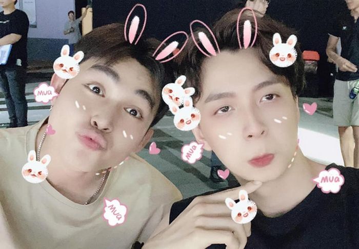 Đôi bạn Ngô Kiến Huy và Jun Phạm chụp ảnh bằng phần mềm chỉnh sửa. "Mặt rất mộc, chúng tôi thích sự giản dị", Ngô Kiến Huy hài hước. 