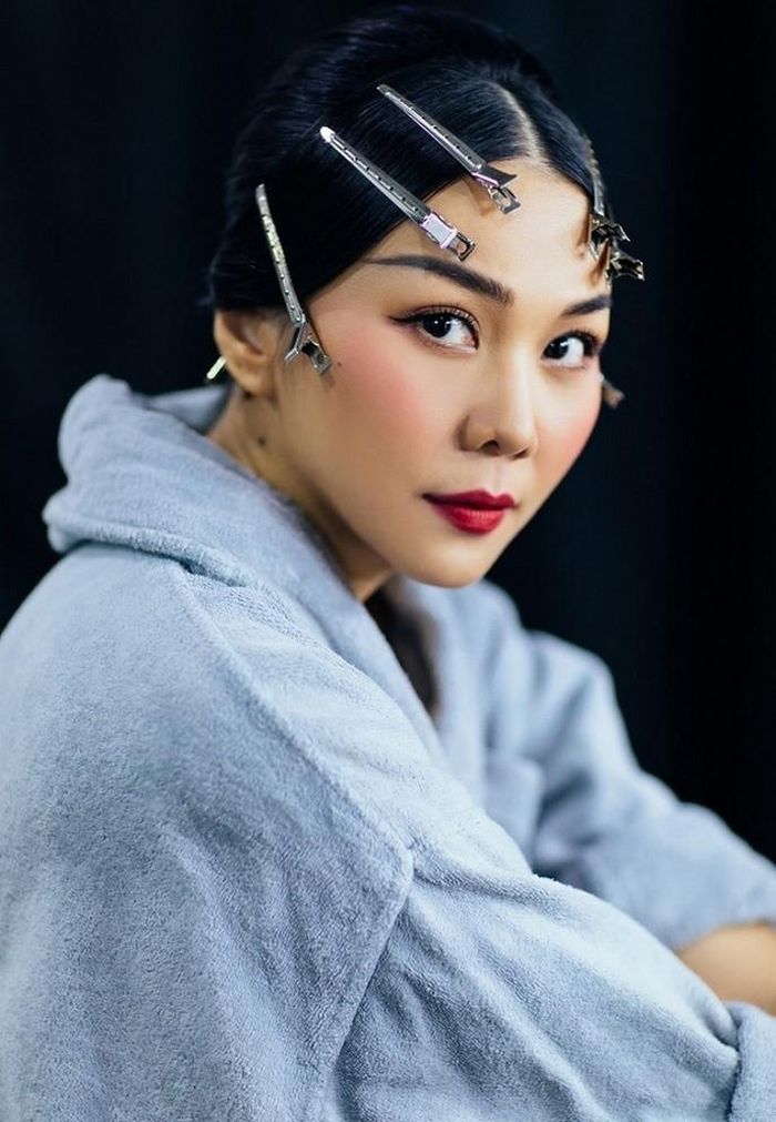 Siêu mẫu Thanh Hằng đăng khoảnh khắc trang điểm trong hậu trường. Cô tự đặt câu hỏi cho chính mình: kết hôn hay sự nghiệp là cần thiết nhất lúc này.