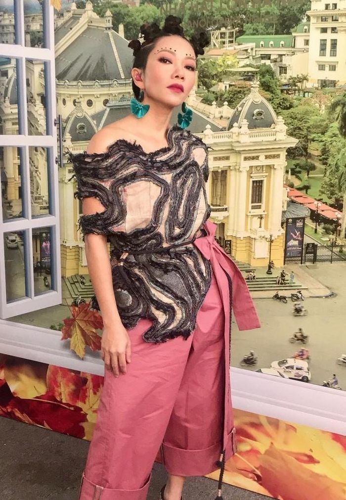 Diva Hà Trần với phong cách cá tính quen thuộc. Nữ ca sĩ cùng gia đình hiện đang ở Mỹ và mong đợi ngày trở về Việt Nam biểu diễn. 