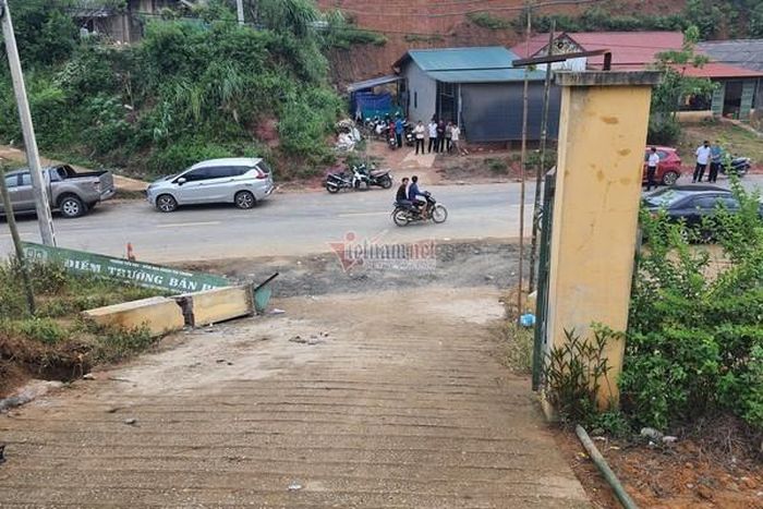 Cổng trường đè chết học sinh ở Lào Cai được xây năm 2016. Ảnh: Thanh Hùng