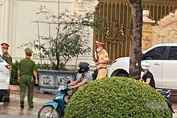 Công an khám biệt thự của đại gia Phát “Dầu”