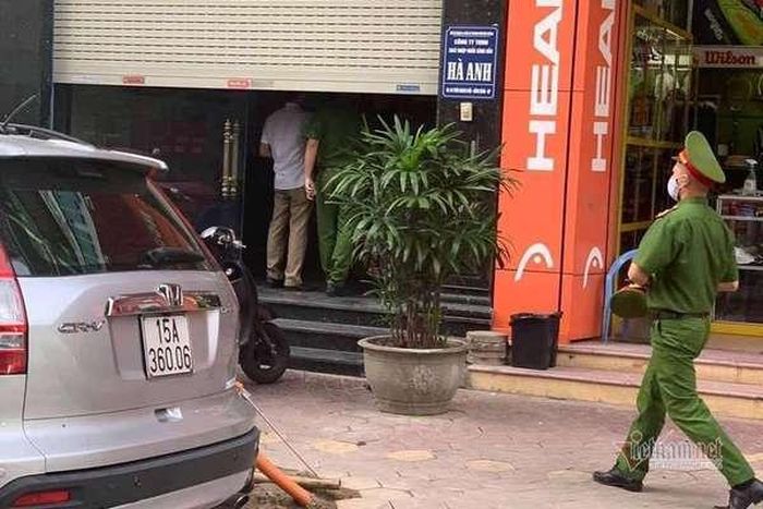 Công an thực hiện lệnh khám trụ sở công ty liên quan đến ông Phát