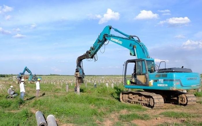 Ép cọc làm giá đỡ tấm Pin ĐMT Lộc Ninh. 