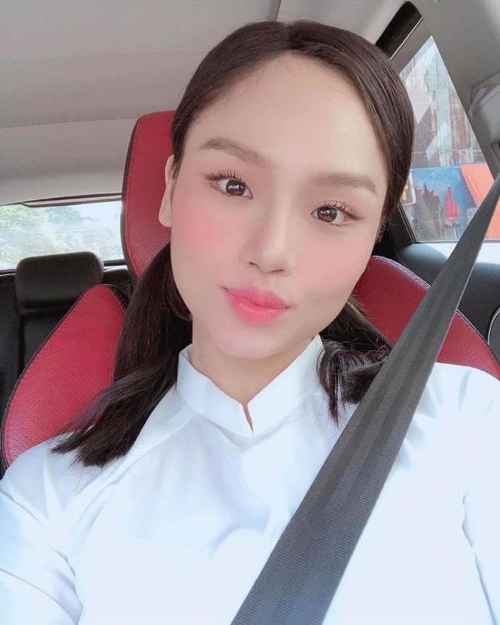 Hiện tại, dù đã gần 30 tuổi nhưng Miu Lê vẫn trông rất trẻ trung, nhí nhảnh trong chiếc áo dài trắng nữ sinh. 