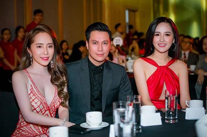 Trong một chương trình khác, Việt Anh cũng lựa chọn vị trí ngồi cạnh Quỳnh Nga.